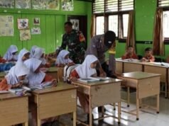 Babinsa Koramil 02/Sukakarya Dukung Semangat Belajar Siswa di Wilayah Binaan