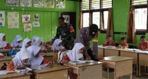 Babinsa Koramil 02/Sukakarya Dukung Semangat Belajar Siswa di Wilayah Binaan
