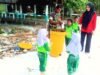 Peduli Lingkungan Sejak Dini, Babinsa Paya Hadir Dukung Kegiatan Bersih Pantai Bersama Anak TK