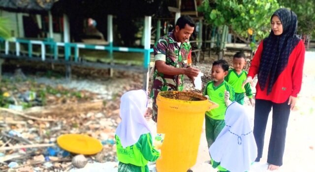 Peduli Lingkungan Sejak Dini, Babinsa Paya Hadir Dukung Kegiatan Bersih Pantai Bersama Anak TK