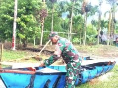 Babinsa Koramil 02/Sukakarya Bantu Warga Perbaiki Perahu di Gampong Batee Shoek