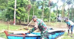 Babinsa Koramil 02/Sukakarya Bantu Warga Perbaiki Perahu di Gampong Batee Shoek