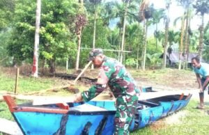Babinsa Koramil 02/Sukakarya Bantu Warga Perbaiki Perahu di Gampong Batee Shoek