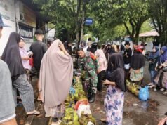 Babinsa Kuta Barat Pantau Penyaluran LPG 3 Kg, Warga Diajak Bijak Gunakan Gas Subsidi