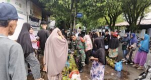 Babinsa Kuta Barat Pantau Penyaluran LPG 3 Kg, Warga Diajak Bijak Gunakan Gas Subsidi