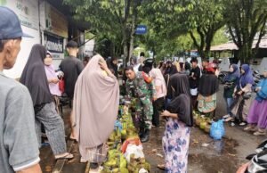 Babinsa Kuta Barat Pantau Penyaluran LPG 3 Kg, Warga Diajak Bijak Gunakan Gas Subsidi