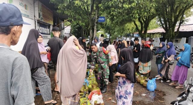 Babinsa Kuta Barat Pantau Penyaluran LPG 3 Kg, Warga Diajak Bijak Gunakan Gas Subsidi
