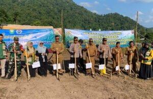 Dukung Ketahanan Pangan, Babinsa Koramil 02/Sukakarya Hadiri Penanaman Jagung di Gampong Iboih