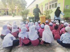 Edukasi Lingkungan Sejak Dini, Babinsa Ajak Siswa Madrasah Ibtidaiyah Peduli Kebersihan