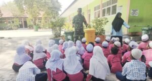 Edukasi Lingkungan Sejak Dini, Babinsa Ajak Siswa Madrasah Ibtidaiyah Peduli Kebersihan