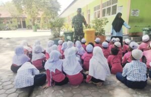 Edukasi Lingkungan Sejak Dini, Babinsa Ajak Siswa Madrasah Ibtidaiyah Peduli Kebersihan