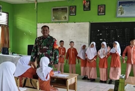 Berikan Wawasan Kebangsaan, Generasi Muda Harus Cinta NKRI, Pesan Babinsa Kuta Timu kepada Siswa SDN 3 Sabang