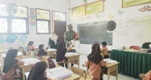 Babinsa Koramil 02/Sukakarya Tanamkan Wawasan Kebangsaan Lewat Pelajaran Bahasa Indonesia di SDN 2 Sabang
