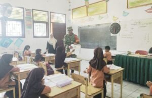 Babinsa Koramil 02/Sukakarya Tanamkan Wawasan Kebangsaan Lewat Pelajaran Bahasa Indonesia di SDN 2 Sabang