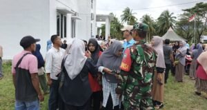 Babinsa Koramil 02/Sukakarya Pantau Operasi Pasar Murah Jelang Ramadhan 1447 H di Sukamakmue