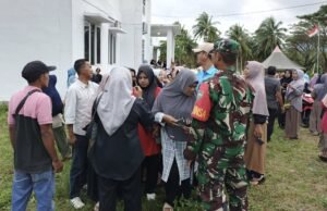 Babinsa Koramil 02/Sukakarya Pantau Operasi Pasar Murah Jelang Ramadhan 1447 H di Sukamakmue