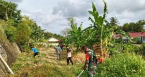 Kebersamaan Terjalin Erat, Babinsa dan Warga Kuta Barat Gotong Royong Bersama