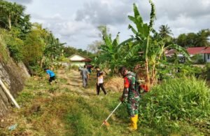 Kebersamaan Terjalin Erat, Babinsa dan Warga Kuta Barat Gotong Royong Bersama