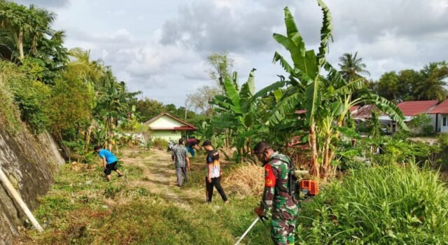 Kebersamaan Terjalin Erat, Babinsa dan Warga Kuta Barat Gotong Royong Bersama