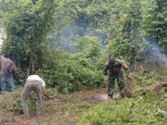 Sambut Ramadhan, Babinsa Koramil 01/Sukajaya Gotong Royong Bersihkan TPU di Balohan