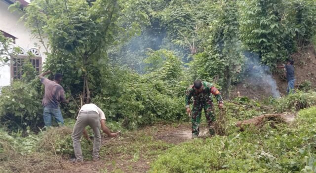 Sambut Ramadhan, Babinsa Koramil 01/Sukajaya Gotong Royong Bersihkan TPU di Balohan