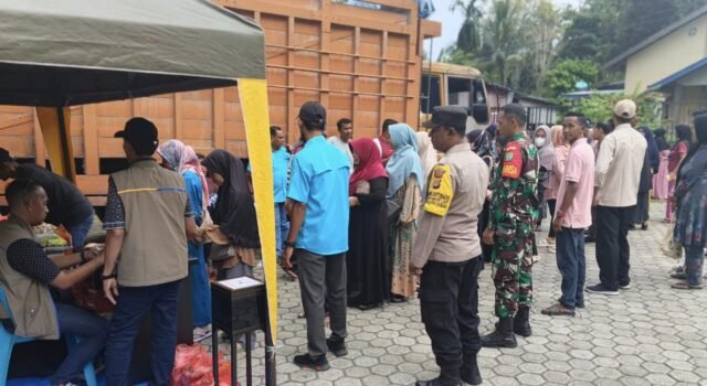 Pasar Murah Hadir di Aneuk Laot, Babinsa Koramil 02/Sukakarya Pastikan Kegiatan Berjalan Tertib dan Lancar