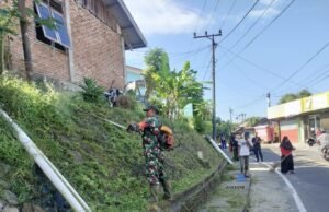 Semangat Gotong Royong Babinsa dan Warga Kuta Timu, Lingkungan Bersih Cerminan Kepedulian Bersama