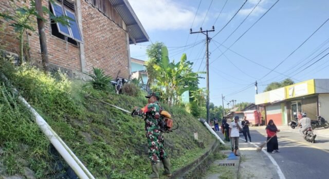 Semangat Gotong Royong Babinsa dan Warga Kuta Timu, Lingkungan Bersih Cerminan Kepedulian Bersama