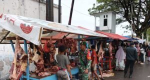Jelang Ramadhan, Babinsa Kuta Barat Turun Langsung Monitoring Aktivitas Pasar Daging Meugang