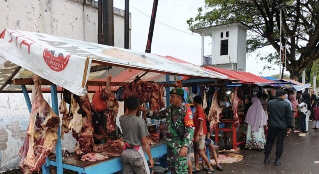 Jelang Ramadhan, Babinsa Kuta Barat Turun Langsung Monitoring Aktivitas Pasar Daging Meugang