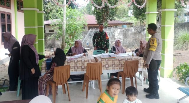 Babinsa Koramil 02/Sukakarya Dampingi Posyandu, Perkuat Upaya Pencegahan Stunting di Gampong Aneuk Laot