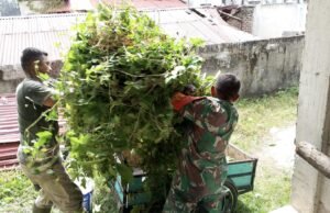 Bangun Kebersamaan, Babinsa Koramil 01/Sukajaya Bantu Warga Binaan Cari Pakan Ternak