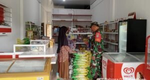 Sambut Ramadhan, Babinsa Batee Shoek Pastikan Harga Sembako Tetap Stabil