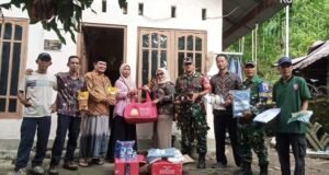 Babinsa Koramil 02/Sukakarya Dampingi Penyaluran Bansos Korban Bencana di Gampong Krueng Raya