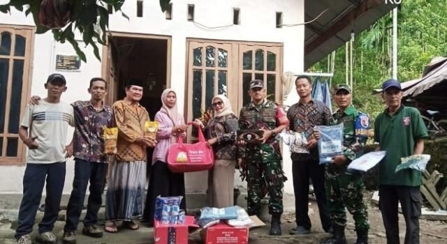 Babinsa Koramil 02/Sukakarya Dampingi Penyaluran Bansos Korban Bencana di Gampong Krueng Raya