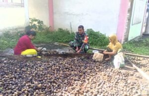 Puasa Tak Jadi Penghalang, Babinsa Paya Bantu Olah Hasil Pinang Untuk Tambahan Penghasilan Warganya