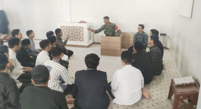 Babinsa Kuta Ateuh Jalin Kedekatan dengan Santri, Perkuat Semangat Belajar di Bulan Ramadhan