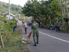 Babinsa Koramil 02/Sukakarya Bersama Warga Aneuk Laot Gotong Royong Bersihkan Bahu Jalan