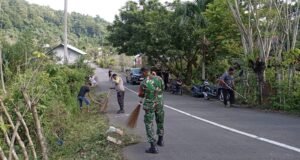 Babinsa Koramil 02/Sukakarya Bersama Warga Aneuk Laot Gotong Royong Bersihkan Bahu Jalan