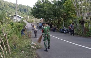 Babinsa Koramil 02/Sukakarya Bersama Warga Aneuk Laot Gotong Royong Bersihkan Bahu Jalan