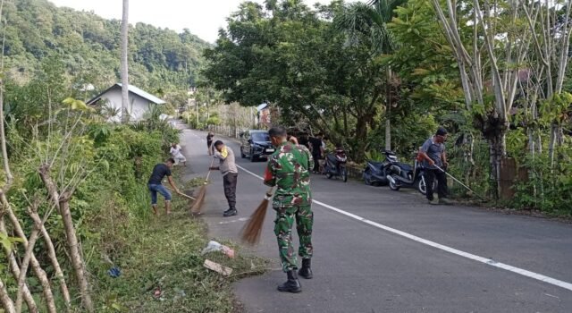 Babinsa Koramil 02/Sukakarya Bersama Warga Aneuk Laot Gotong Royong Bersihkan Bahu Jalan