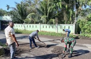 Wujud Kepedulian Lingkungan,Babinsa dan Perangkat Gampong Batee Shoek Gotong Royong Bersihkan Bahu Jalan.
