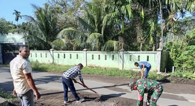 Wujud Kepedulian Lingkungan,Babinsa dan Perangkat Gampong Batee Shoek Gotong Royong Bersihkan Bahu Jalan.