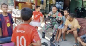 Libur Ramadhan dengan Keceriaan, Babinsa Keuneukai Ajak Anak-Anak Tetap Semangat Berpuasa dan Mengaji