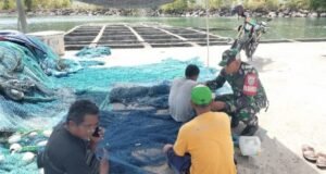 Perkuat Kebersamaan, Babinsa Krueng Raya Laksanakan Komsos dengan Nelayan Gampong Binaan