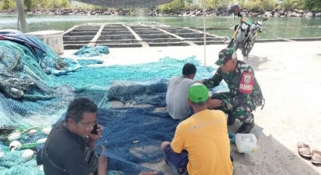 Perkuat Kebersamaan, Babinsa Krueng Raya Laksanakan Komsos dengan Nelayan Gampong Binaan