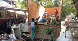 Wujud Kemanunggalan, Babinsa Koramil 01/Sukajaya Bantu Proses Pemuatan Barang Bekas Milik Warga