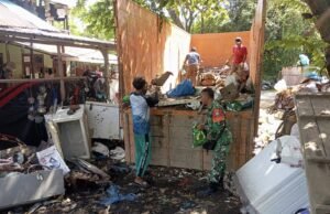 Wujud Kemanunggalan, Babinsa Koramil 01/Sukajaya Bantu Proses Pemuatan Barang Bekas Milik Warga