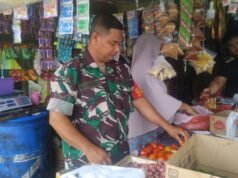 Monitoring Harga Sembako, Babinsa Iboih Pastikan Harga Kebutuhan Warga Tetap Stabil