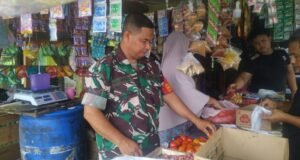 Monitoring Harga Sembako, Babinsa Iboih Pastikan Harga Kebutuhan Warga Tetap Stabil